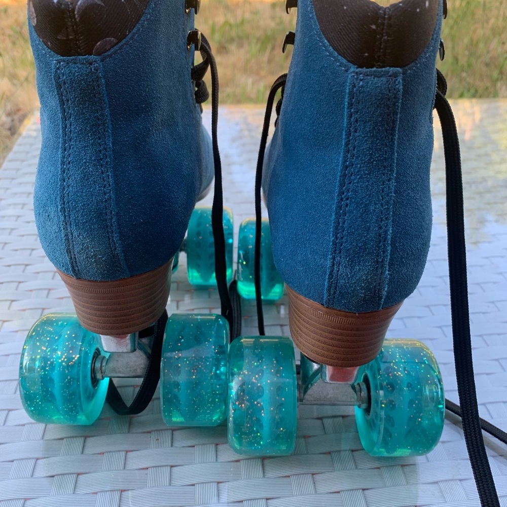 Moonlight roller skates
Orig:269.00 - Picture 5 of 16